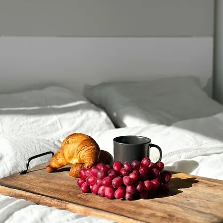 Lovely, Bright In Great Location Lägenhet