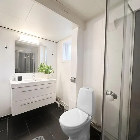 Lovely, Bright In Great Location